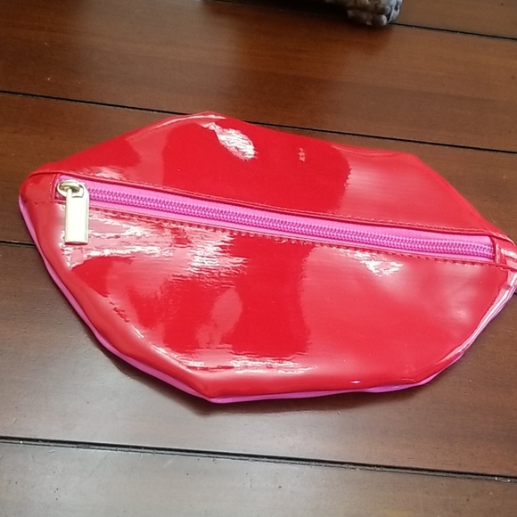 💋 MAKEUP POUCH - Picture 2 of 5